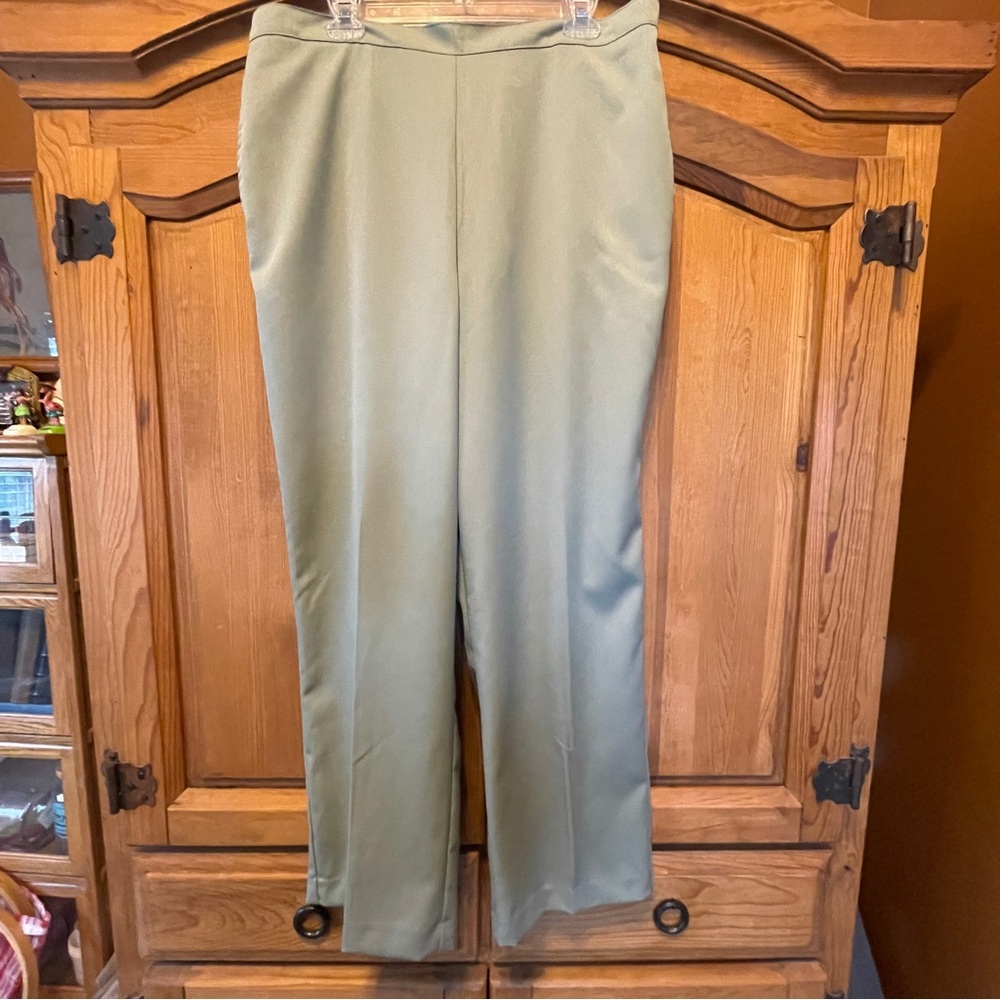 Women's Size 18 Elastic Waist Stretch Pants Alfred Dunner Sage Green NEW